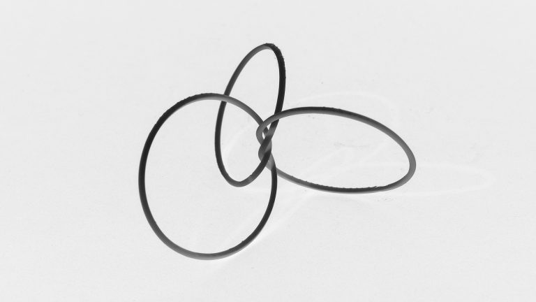 Hand-drawn sketch of a knot structure in resin, featuring intertwining loops and curves.