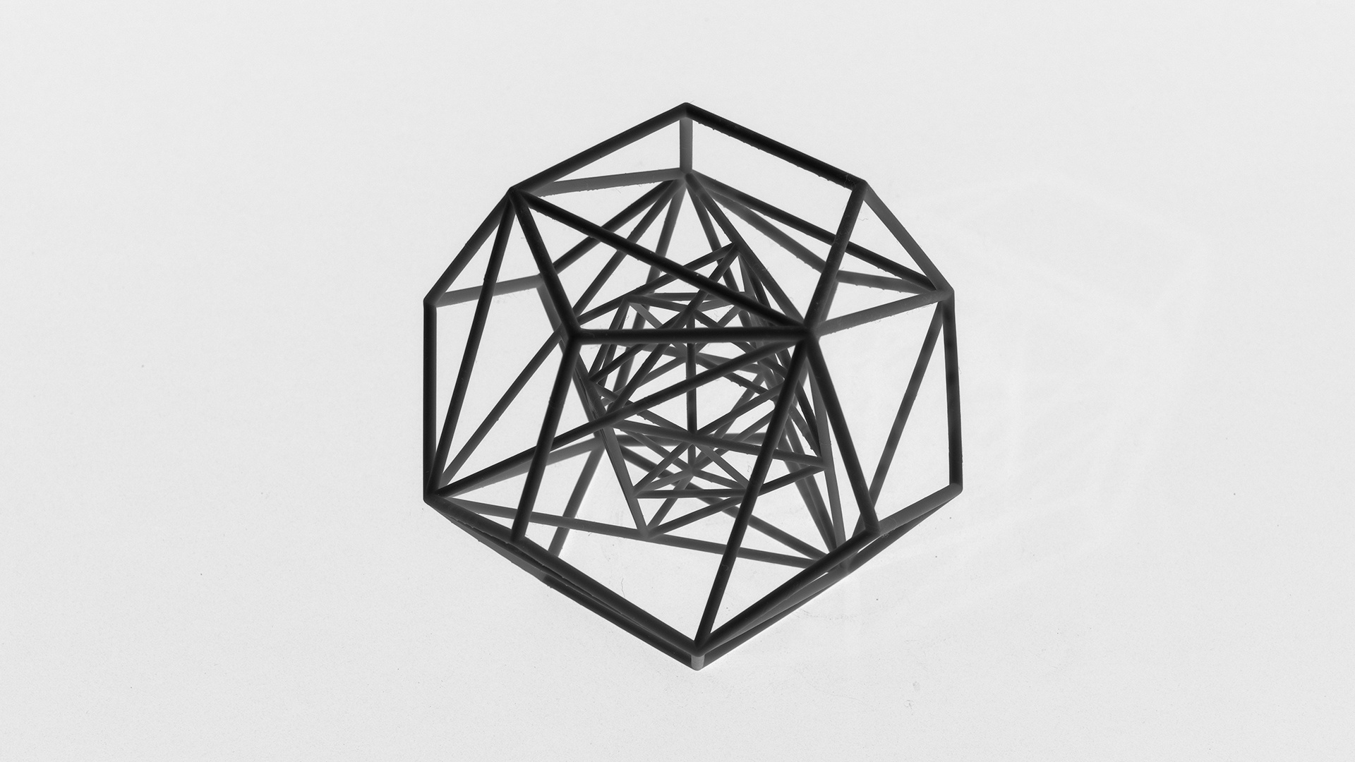 A geometric artwork using aluminum wire and resin.