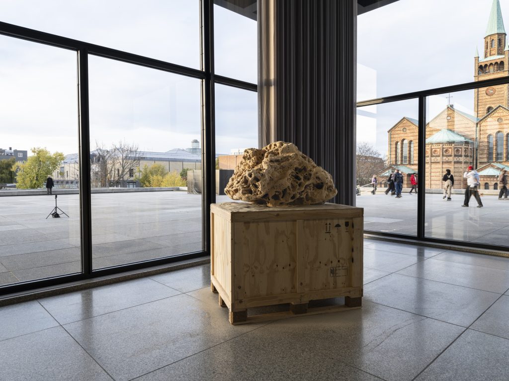 Fragment-Proximity_Sa-Ràpita_23-41" is a 3D-printed sand sculpture displayed in a museum.