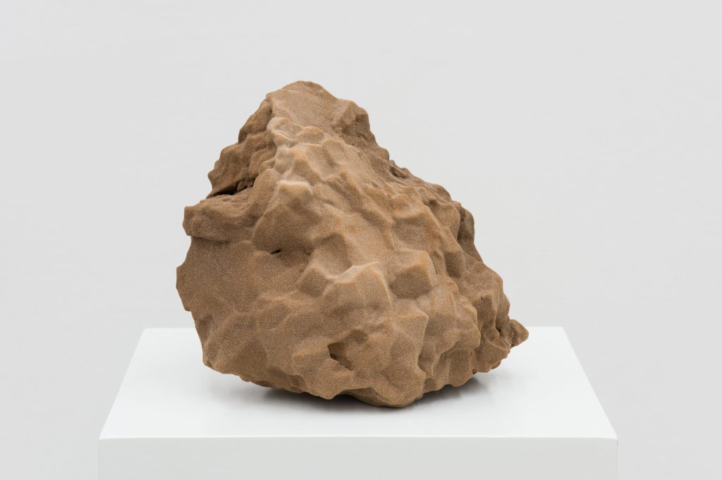 A 3D-printed sand sculpture of quartz sand and art resin sits on a white pedestal.